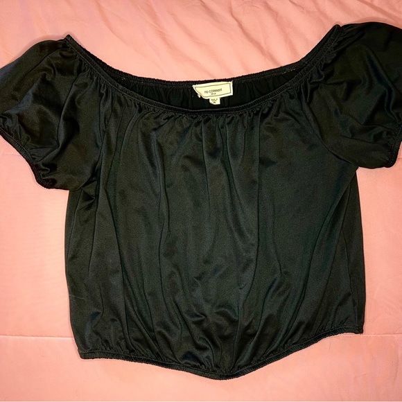 Black stretchy crop top Size Large Low Shoulder - Picture 2 of 5
